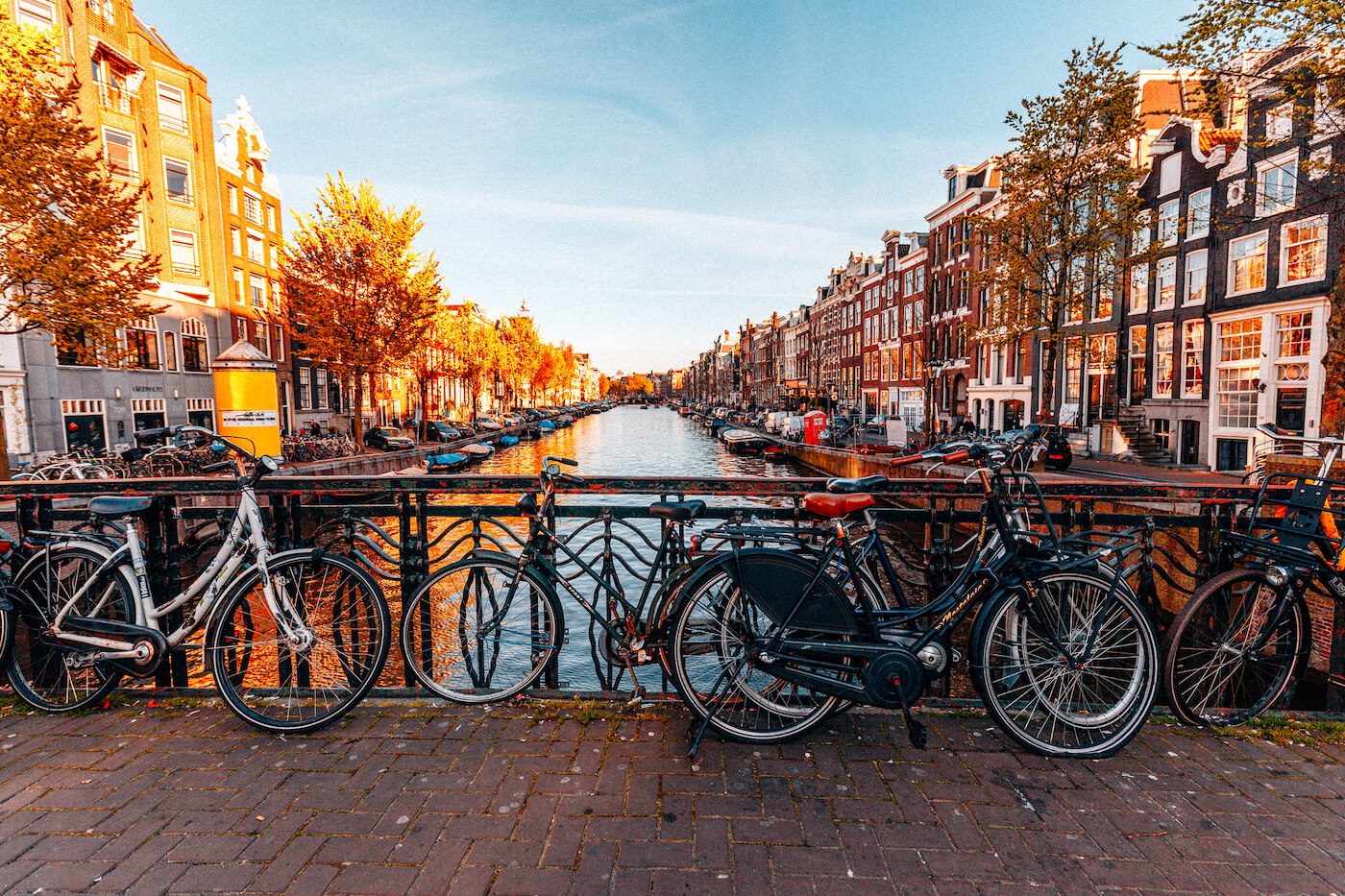 Fietsen tegen een brug over de gracht in Amsterdam
