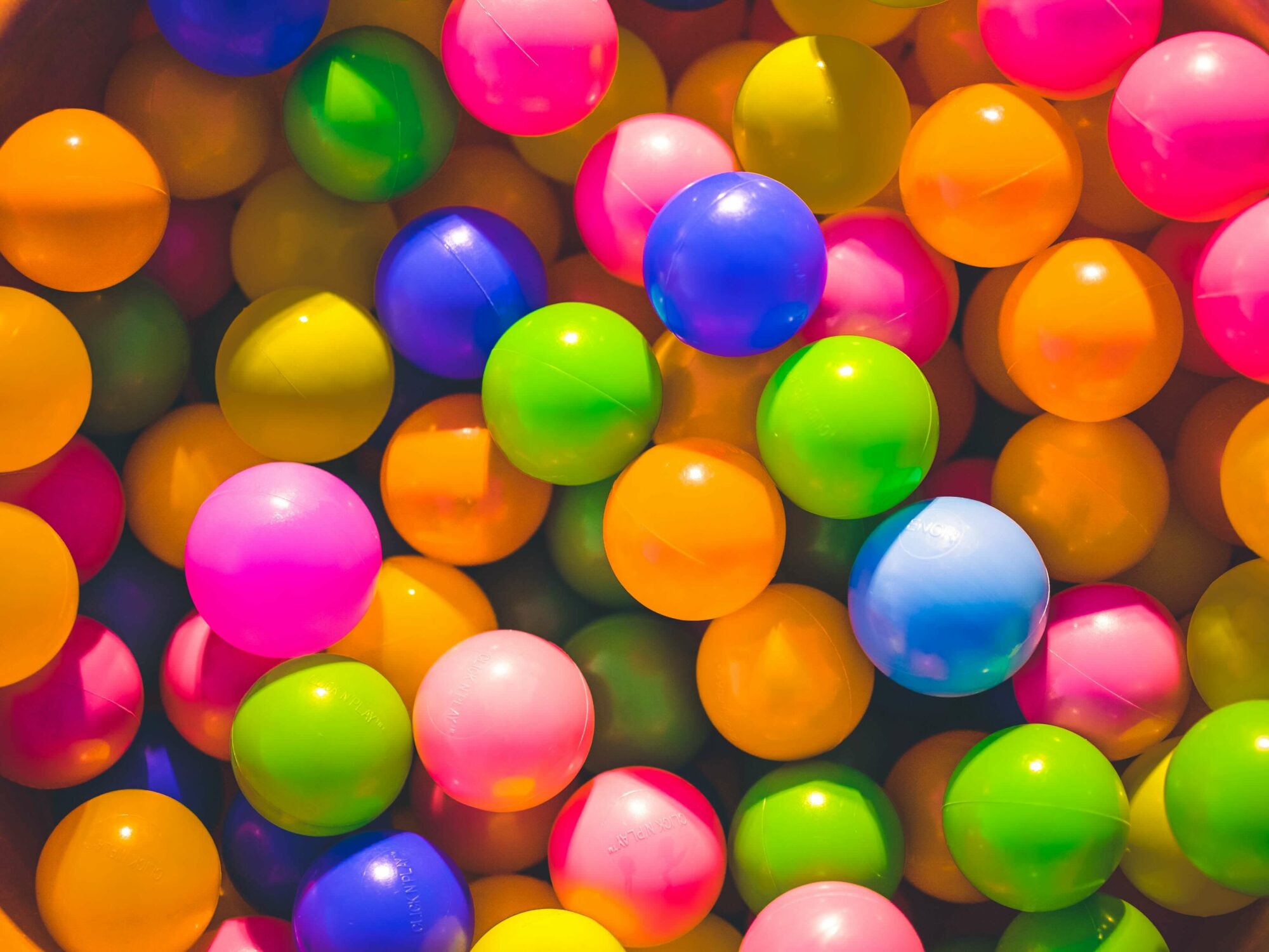 ballenbak gevuld met veel vrolijk gekleurde ballen