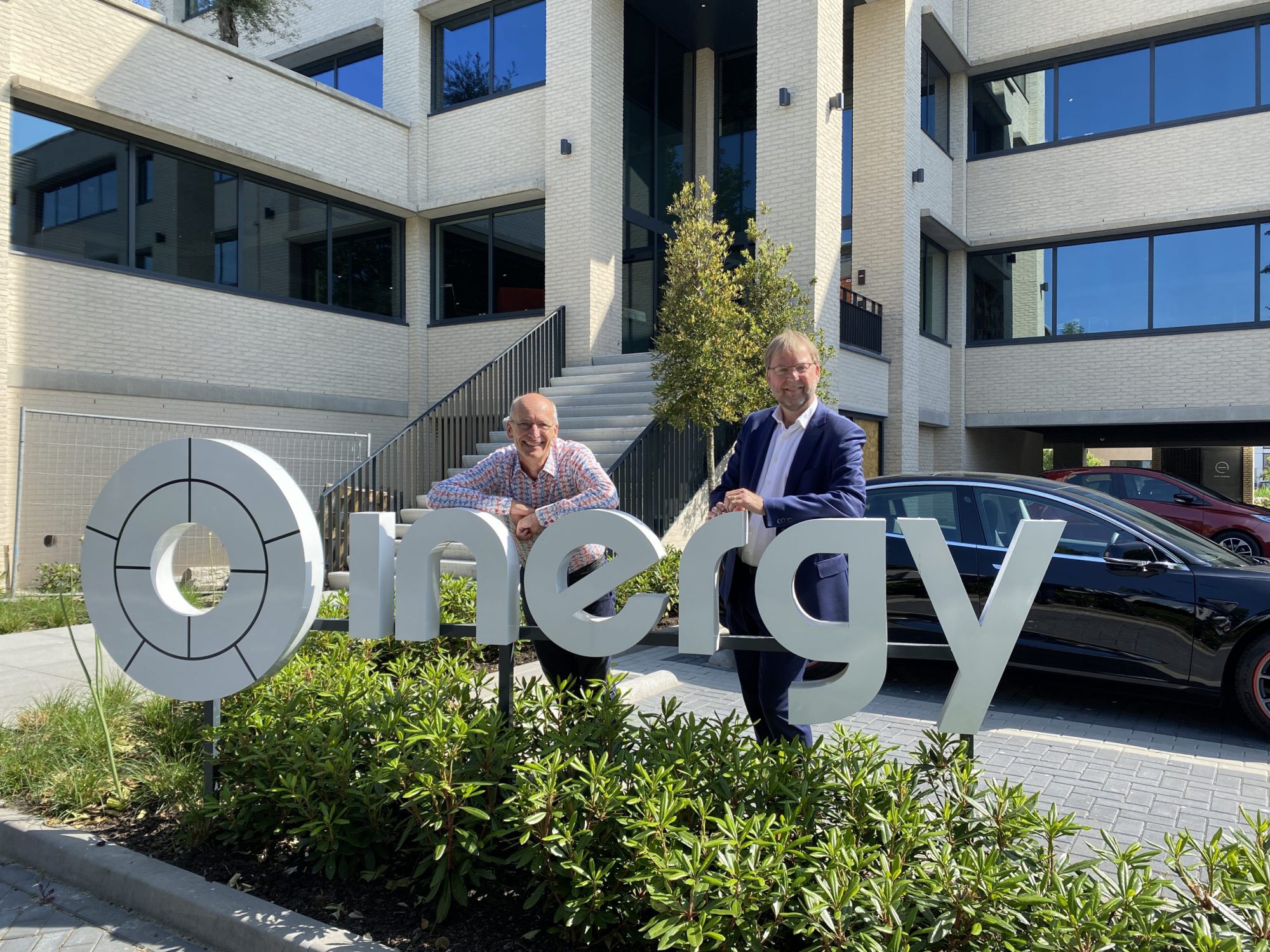 Mathijs en Dirk Jans staan achter inergy logo voor inergy pand