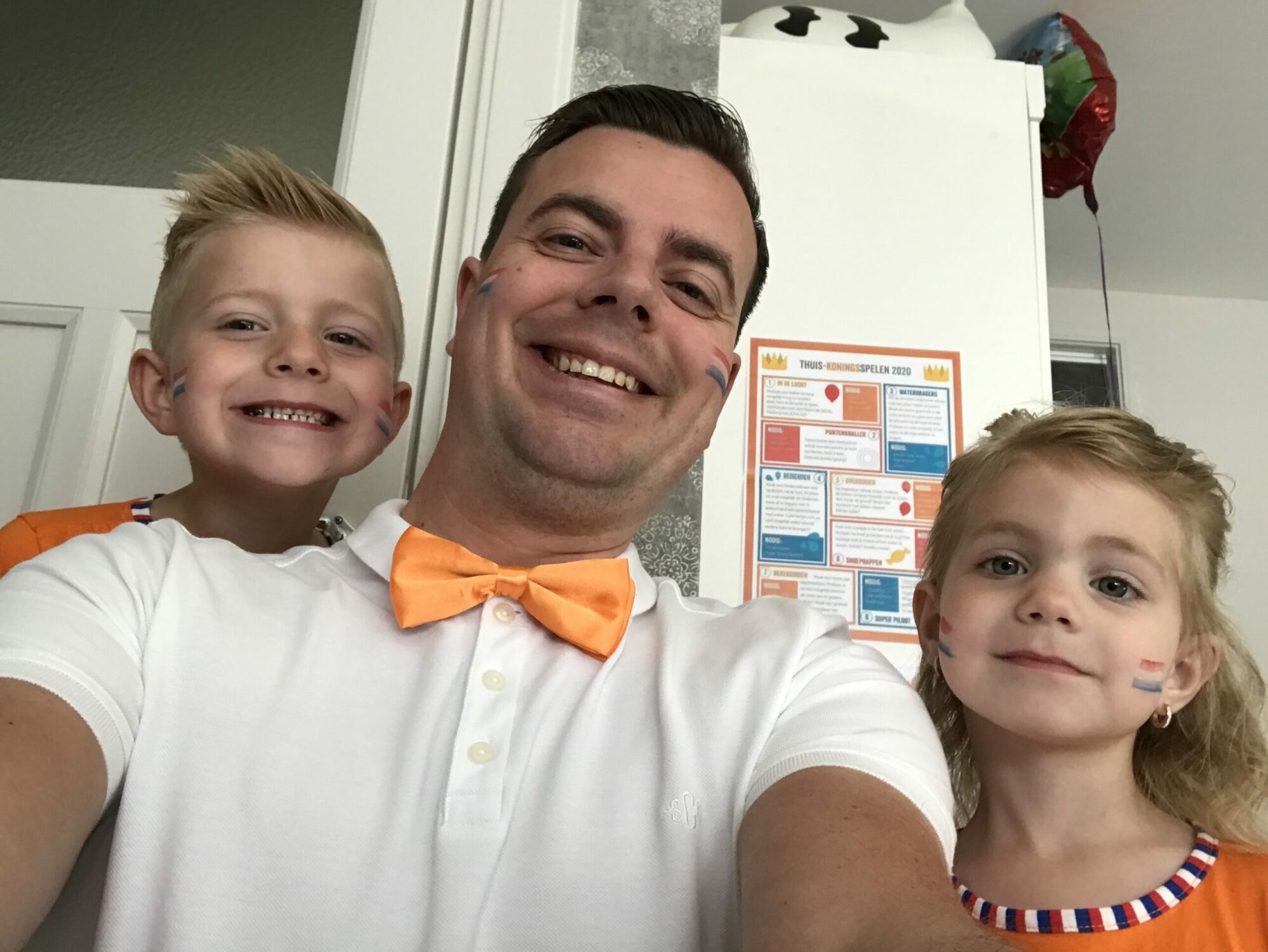 Chris Roest maakt een selfie met zijn kinderen