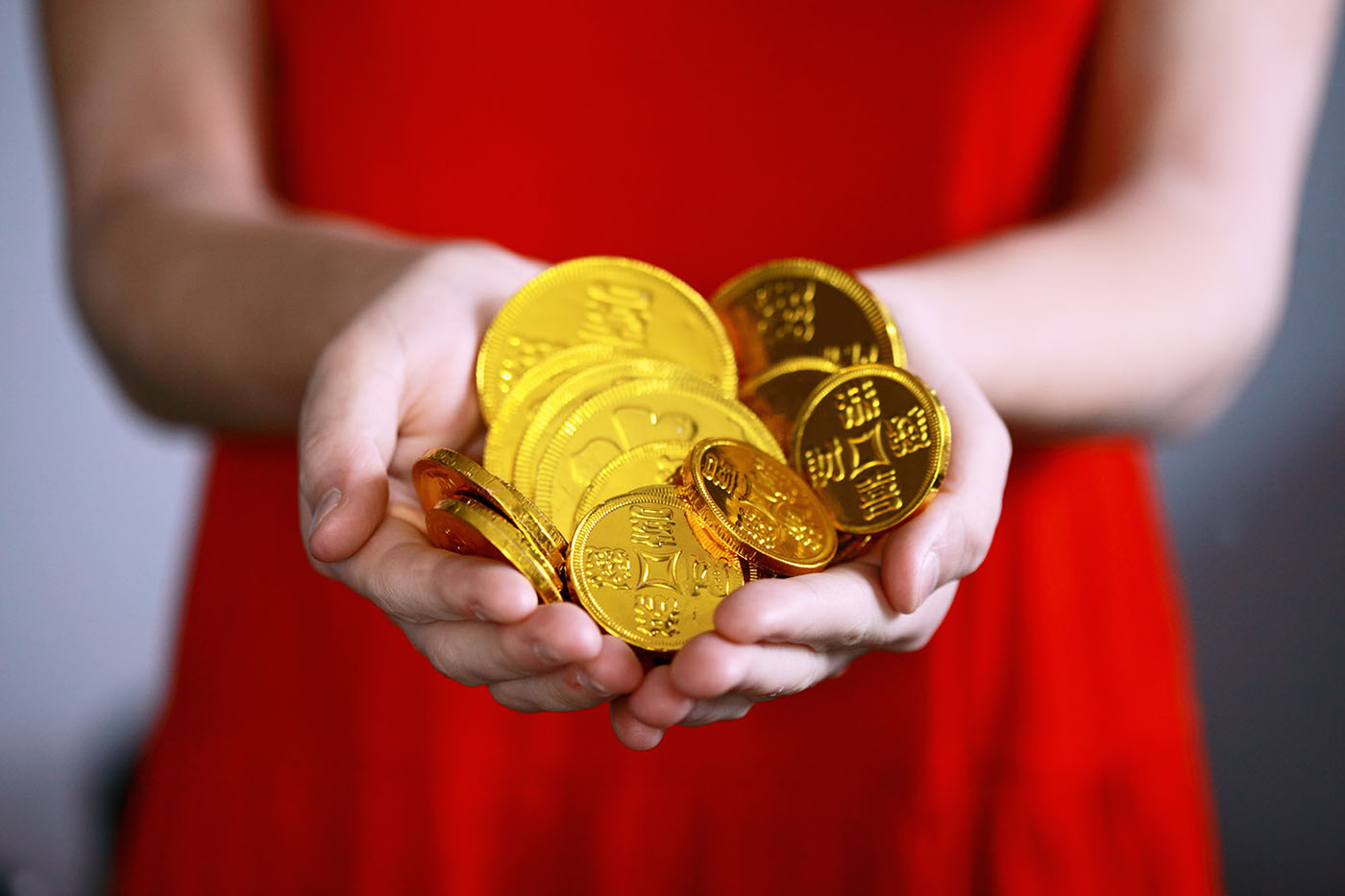 vrouw met gouden munten in haar handen