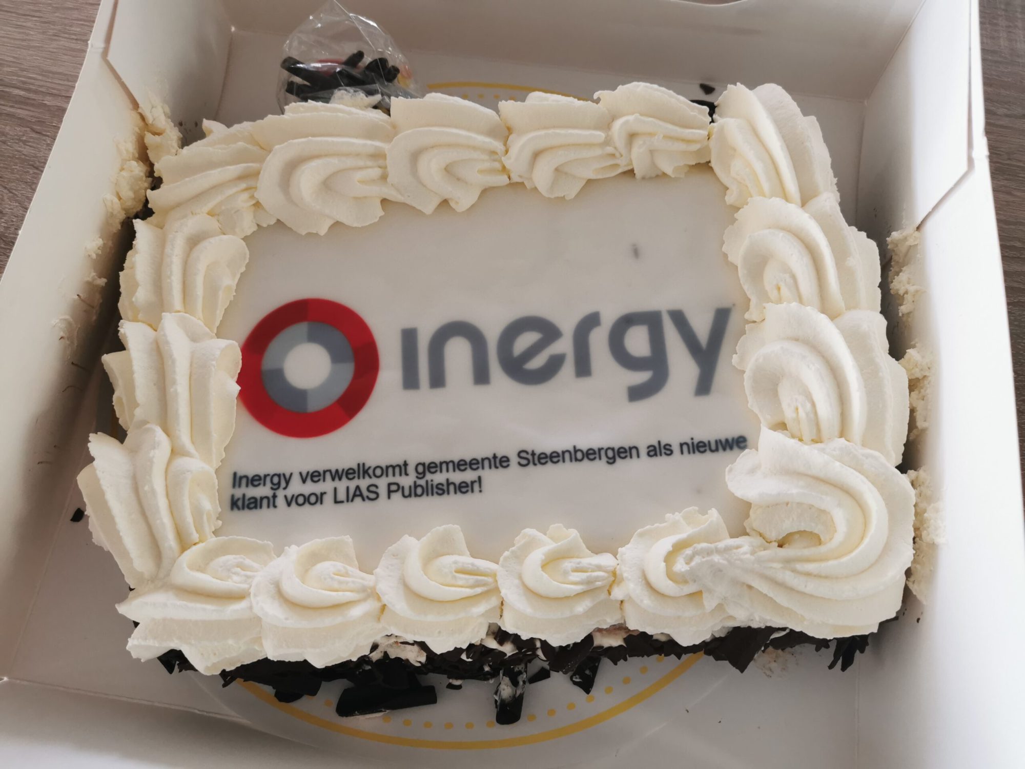 lekkere feestelijke taart met het Inergy logo erop