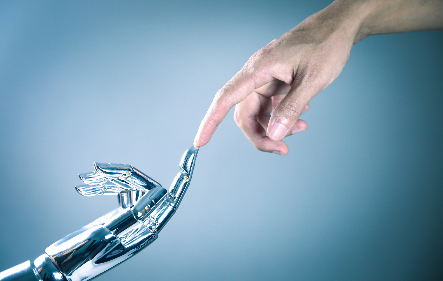 mens en robot handen raken elkaar aan