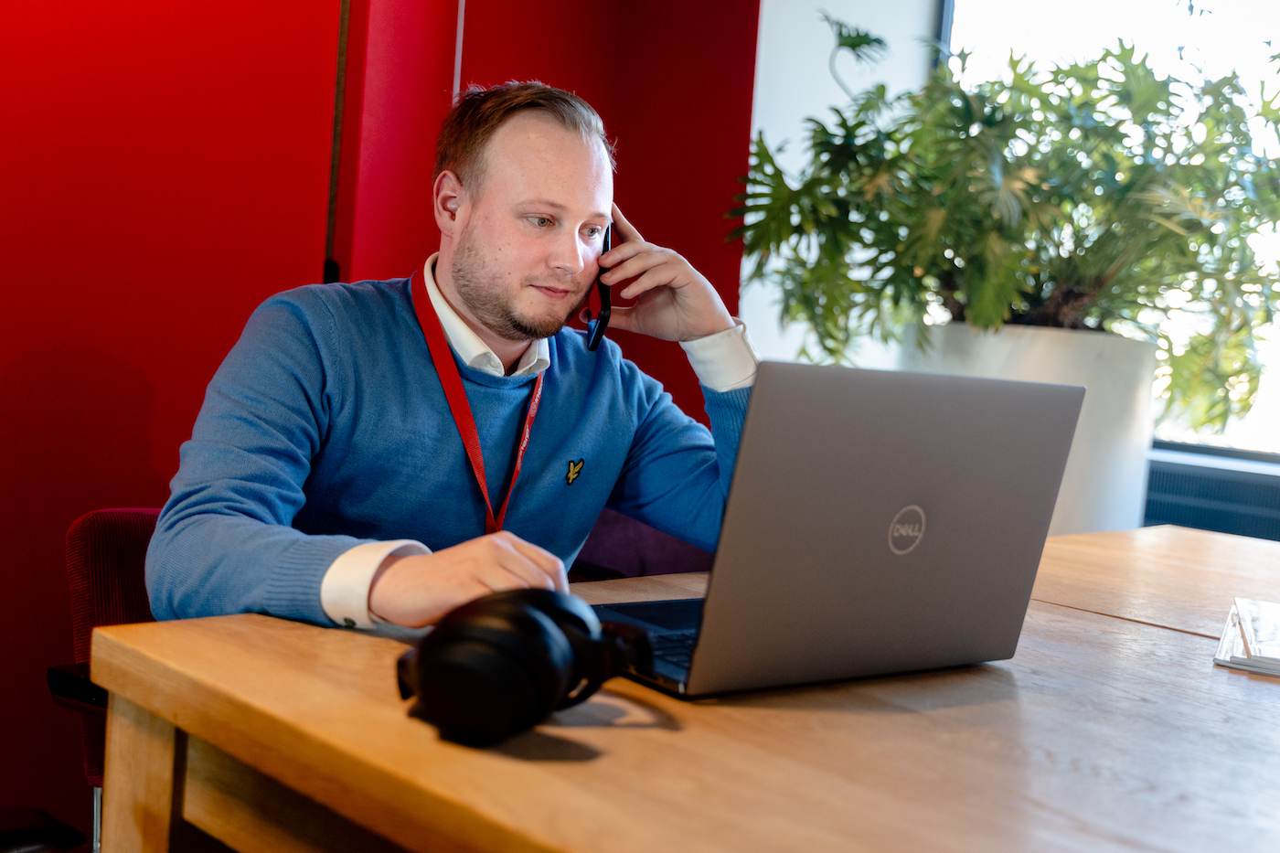 Collega Rick Kompaan zit achter zijn laptop op kantoor van Inergy in Woerden