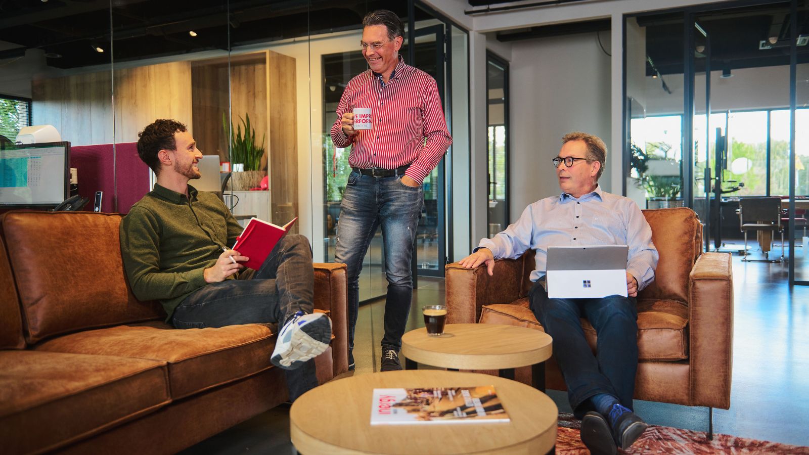 Remo Schimmel, Peter Boumans en Wim van den Berg in gesprek op kantoor in Woerden