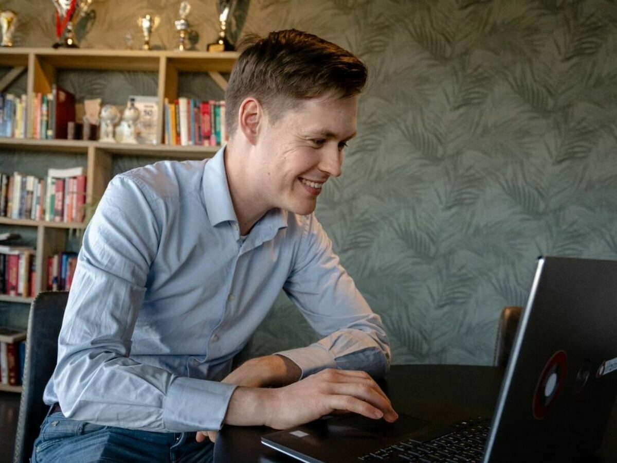 collega Berend Wijte achter laptop op kantoor