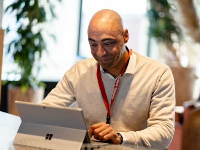 collega Michael Alvares achter laptop op kantoor in Woerden