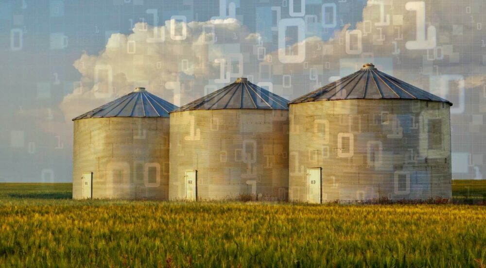 silo's op een landschap met nullen en enen ervoor zwevend in de lucht