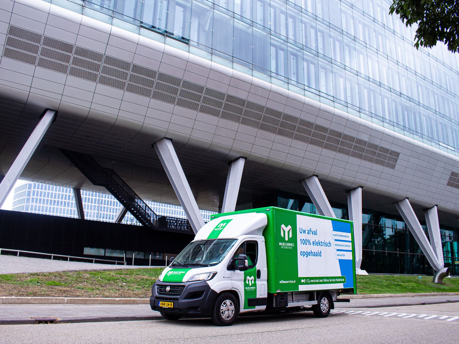 Vrachtwagen van Milieuservice Nederland rijdt op de weg