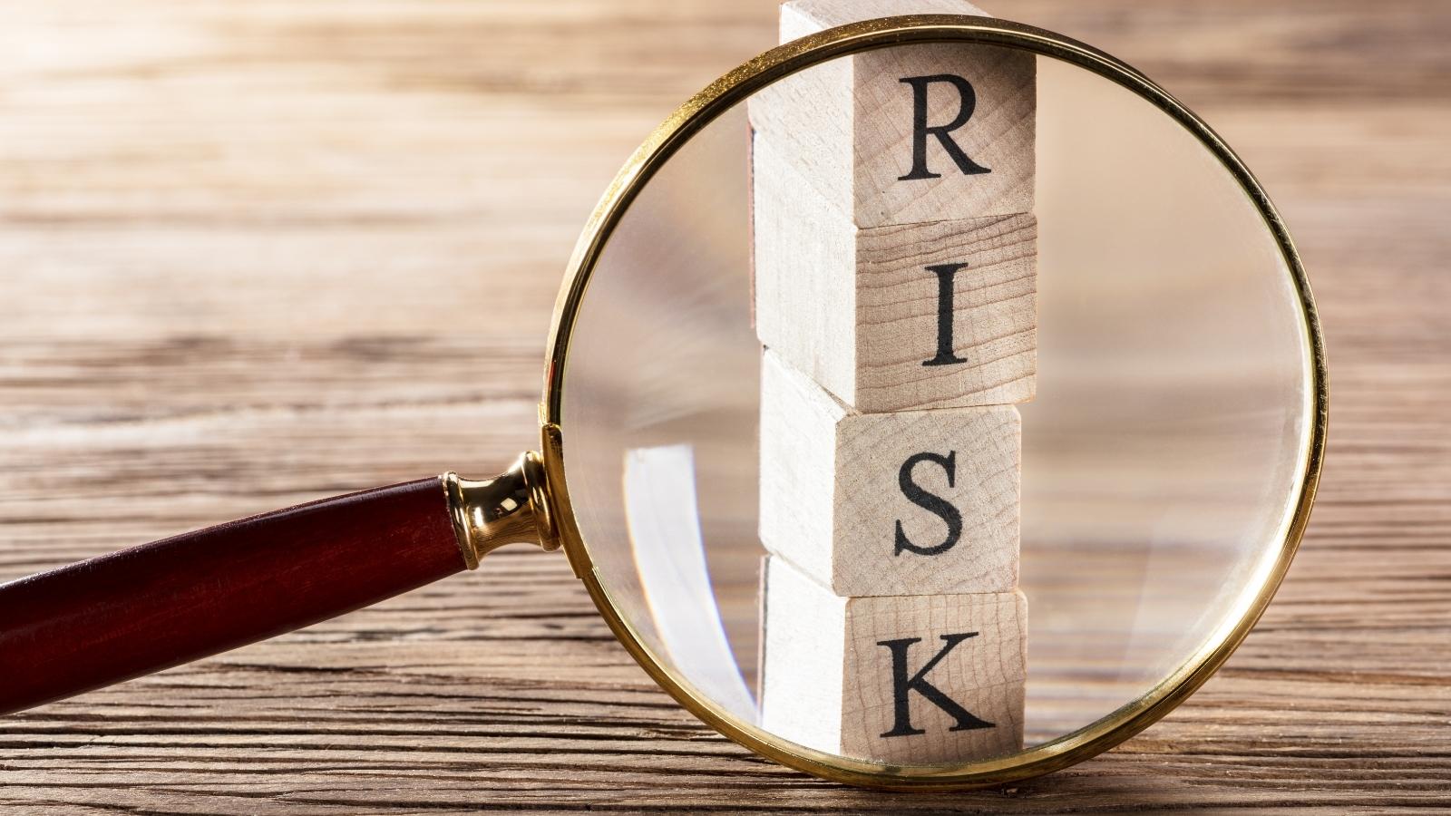Vergrootglas met het woord Risk of Risico