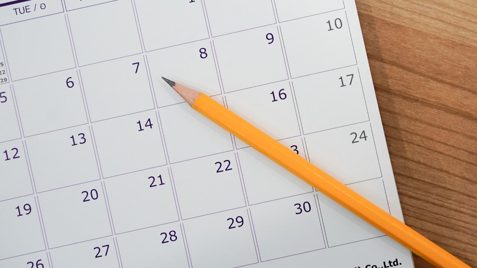 een kalender met een potlood erop