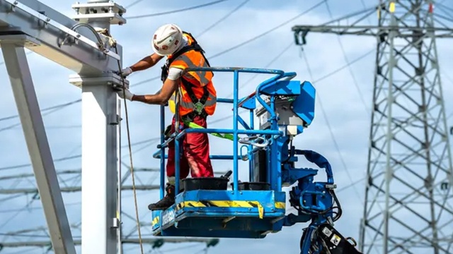 Man op hoogwerker werkt aan het stroomnet | Afbeelding ter ondersteuning bij het cybersecurity TenneT persbericht
