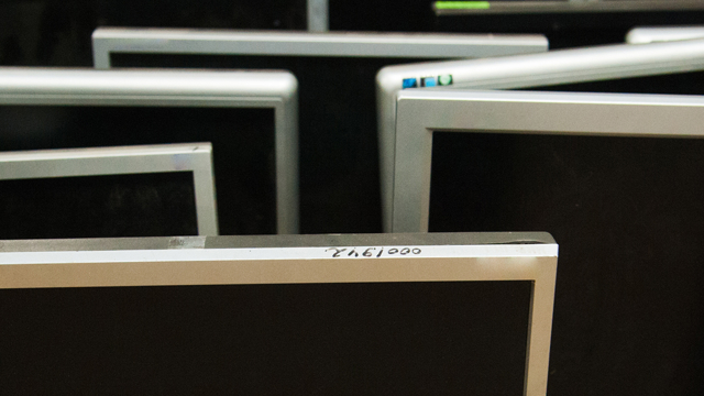 Meerdere monitoren bij elkaar, ter ondersteuning aan het 'internationale e-waste dag' nieuwsbericht