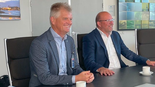 Jan Veltman, CEO van ilionx, en Harold Sanders, CFO van Groningen Seaports, lachen samen