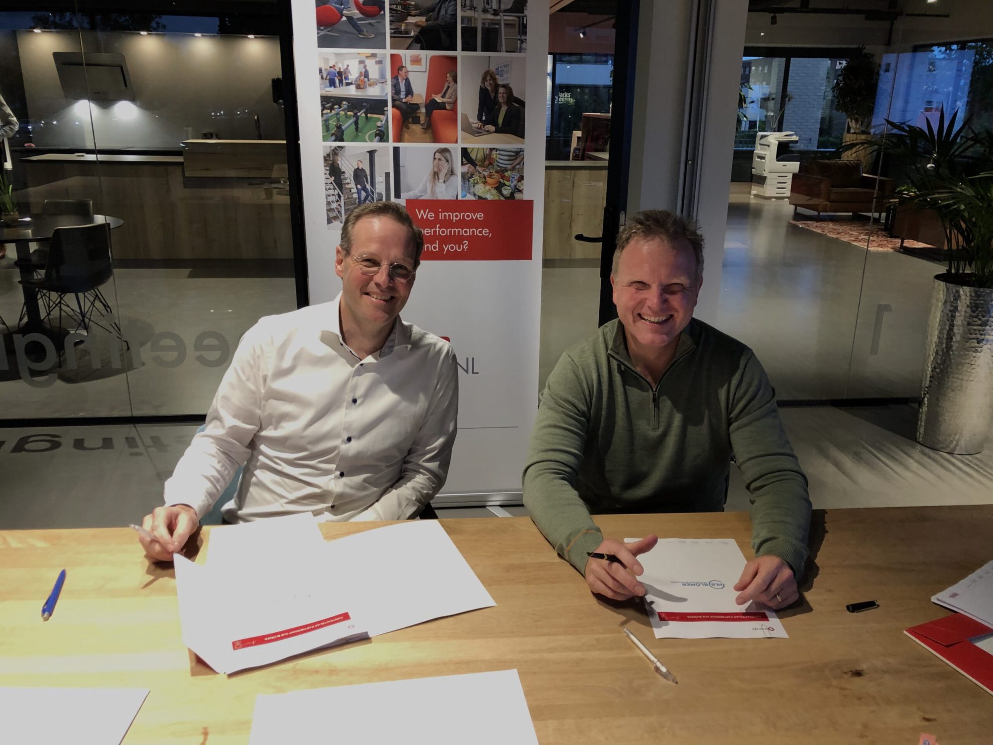 Rene van Veen en klant tekenen het samenwerkingscontract