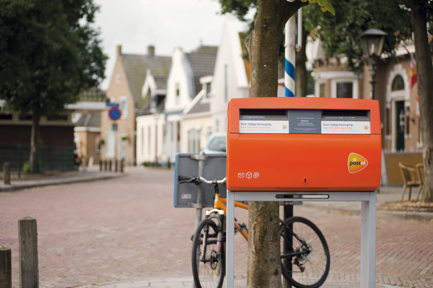 rood oranje brievenbus van postnl