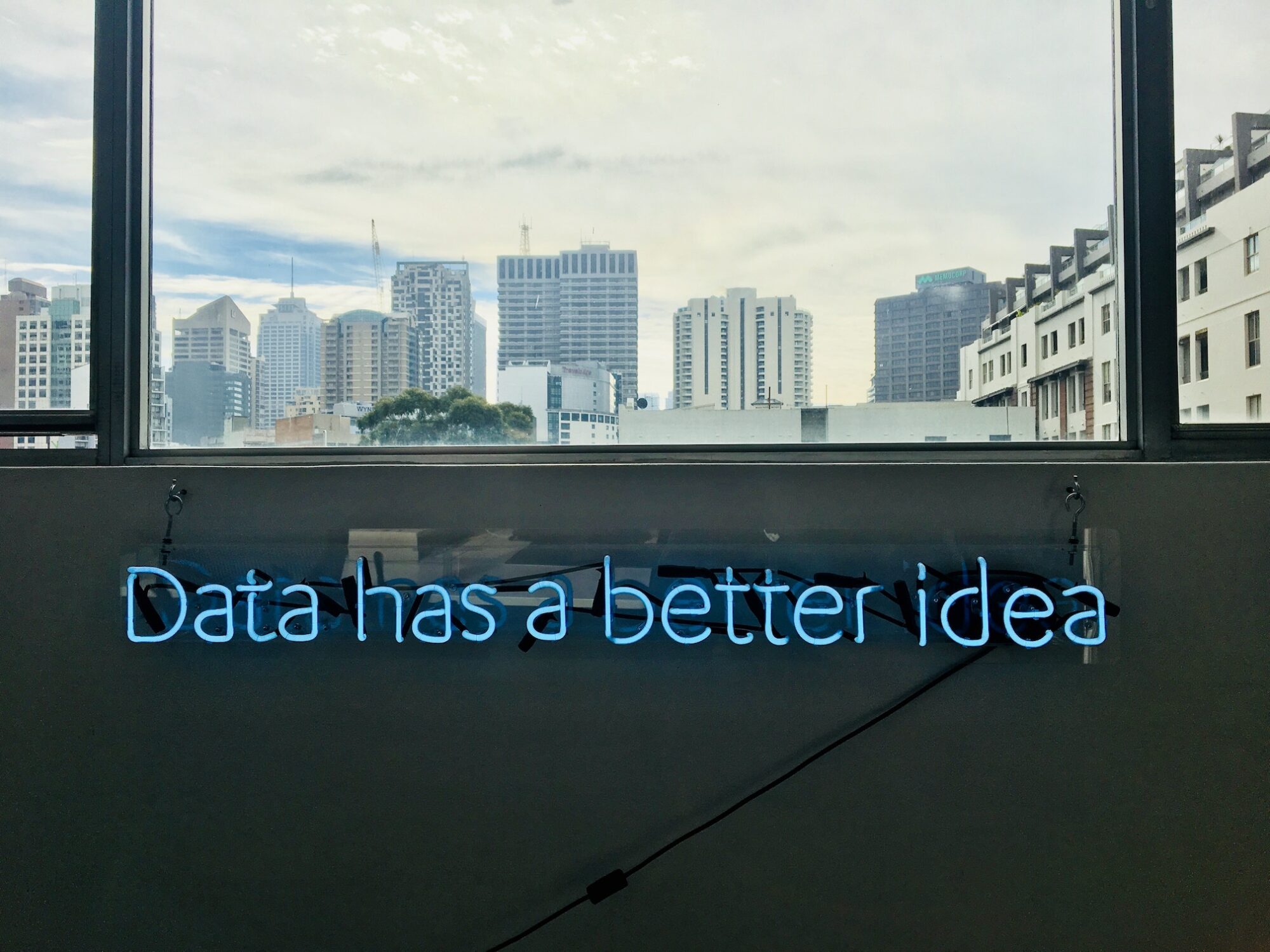 foto van neon letters die zeggen 'data has a better idea'
