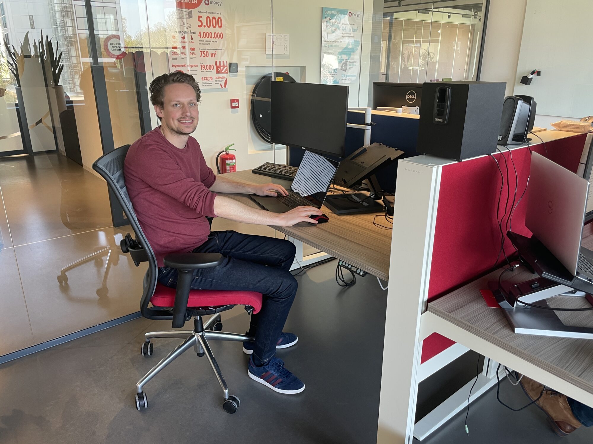 Seppe Thewissen achter zijn bureau bij het kantoor van Inergy in Woerden